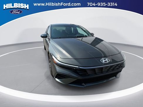 Used 2025 Hyundai Elantra Sport FWD image 2