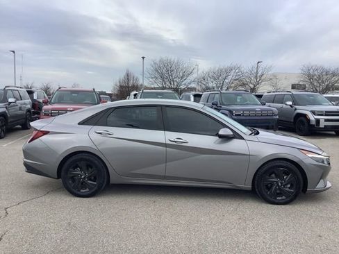 Certified 2023 Hyundai Elantra SEL w/ Preferred Accessory Package image 5