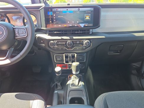 Used 2025 Jeep Gladiator Sport AWD/4WD image 22