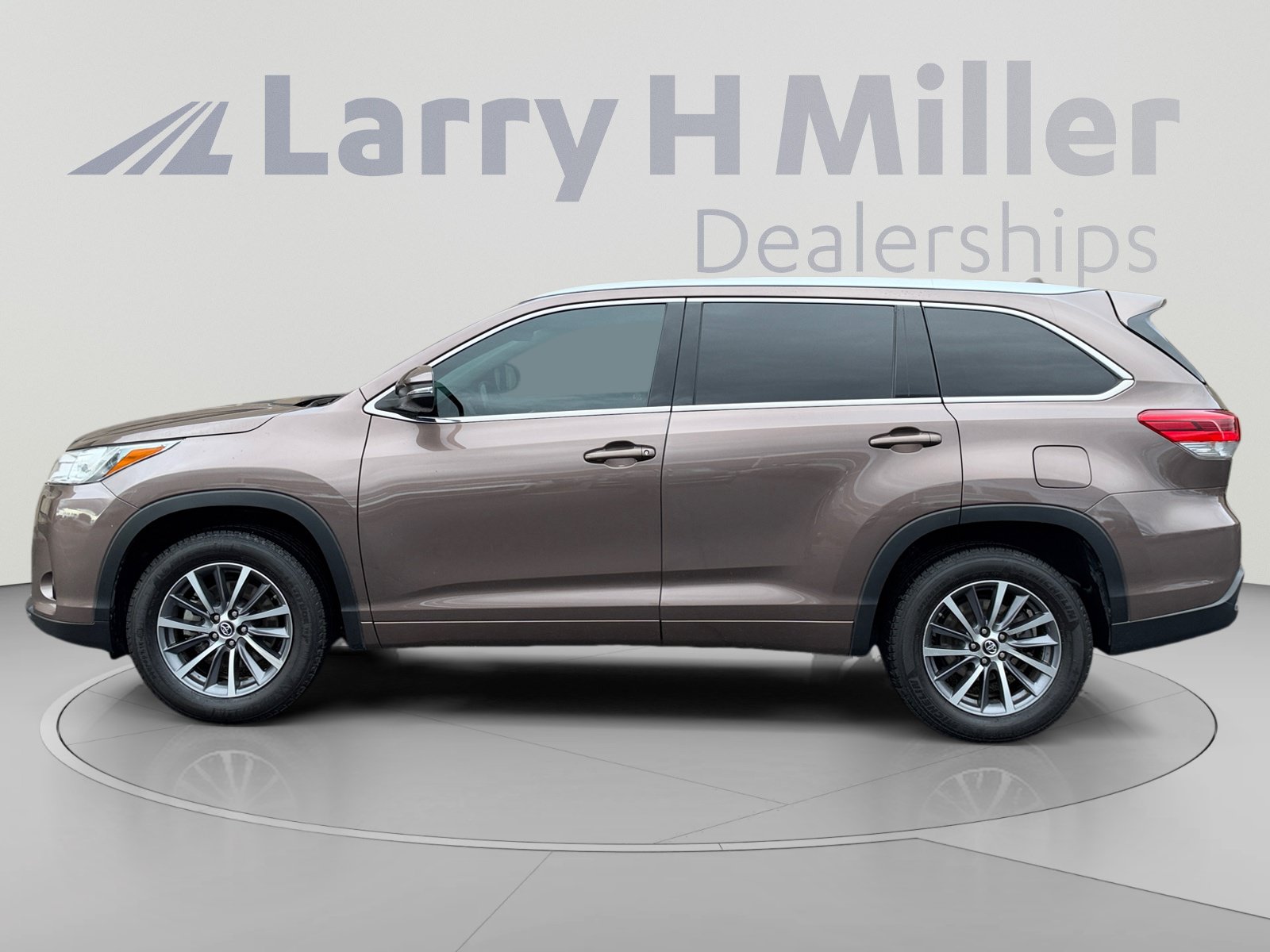 Used 2018 Toyota Highlander XLE w/ Carpet Mat Package (TMS) FWD image 2