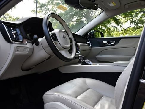 Used 2019 Volvo S60 T5 Momentum w/ Multimedia Package FWD image 12