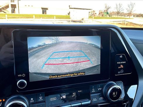 Used 2024 Toyota Highlander XLE image 19