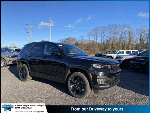 New 2025 Jeep Grand Cherokee Laredo image 1