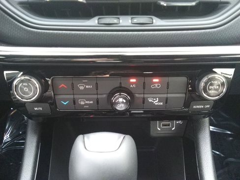 New 2026 Jeep Compass Latitude AWD/4WD image 18