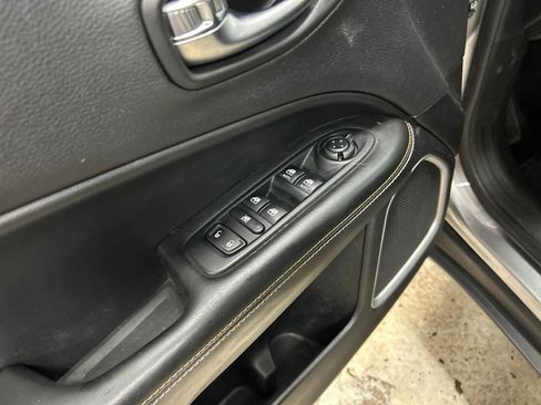 Used 2018 Jeep Compass Latitude AWD/4WD image 16
