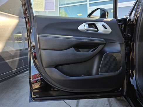 New 2026 Chrysler Pacifica Limited image 9