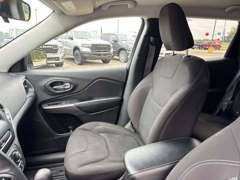 Used 2019 Jeep Cherokee Latitude w/ Popular Appearance Group FWD image 15