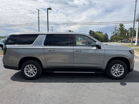 Used 2025 Chevrolet Suburban LT w/ Comfort Package AWD/4WD image 6