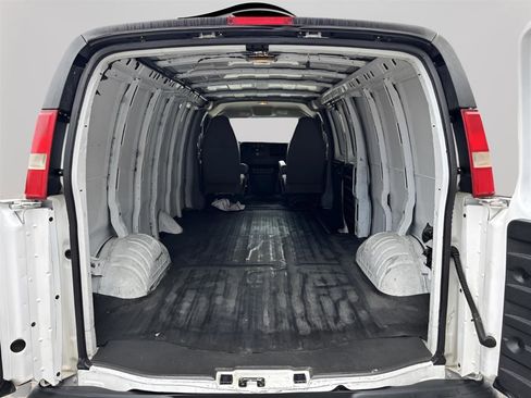 Used 2010 Chevrolet Express 2500 Extended RWD image 22