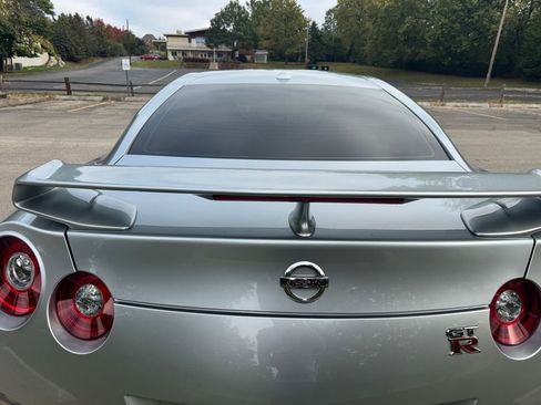 Used 2017 Nissan GT-R Premium w/ Premium Interior Package image 12