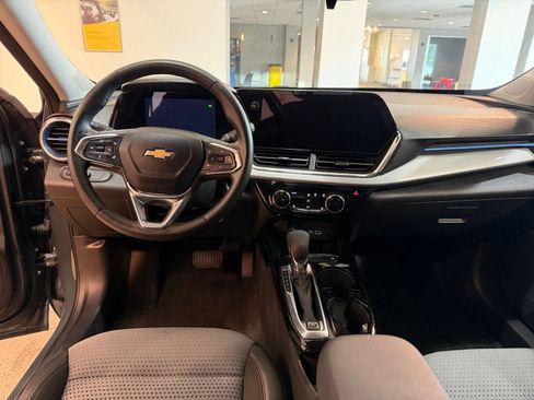 Used 2025 Chevrolet Trax LT w/ LT Convenience Package FWD image 28