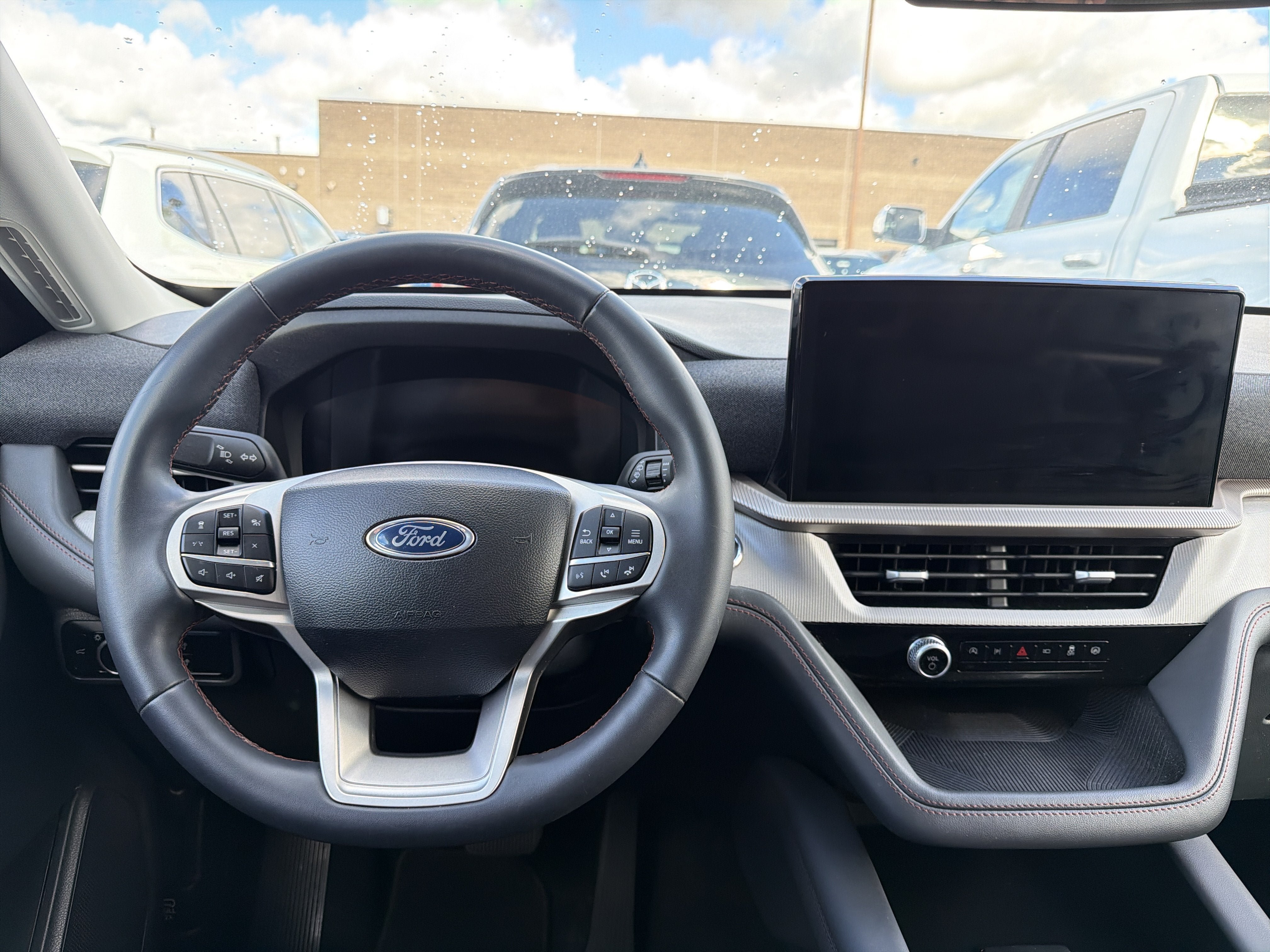 Used 2025 Ford Explorer Active AWD/4WD image 12