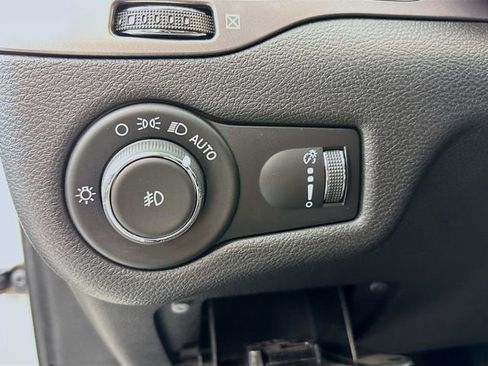 Used 2019 Jeep Cherokee Latitude w/ Popular Appearance Group FWD image 10