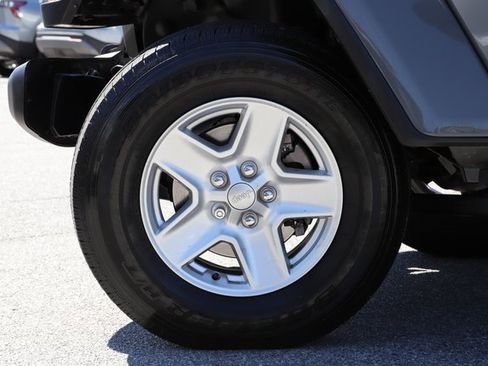 Used 2021 Jeep Gladiator Sport image 6