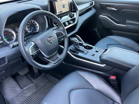 Certified 2025 Toyota Highlander XLE image 12