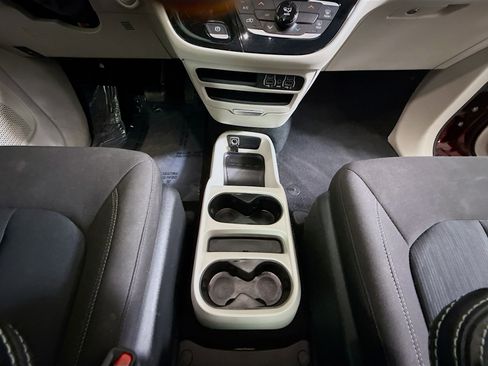 Used 2023 Chrysler Voyager LX image 42