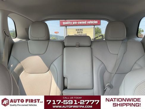 Used 2019 Jeep Cherokee Limited w/ Technology Group FWD image 28