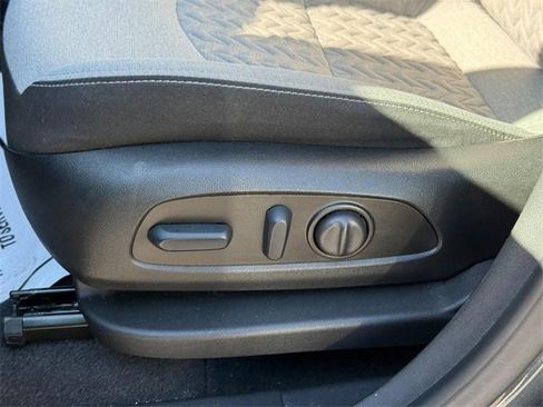 Used 2023 Chevrolet Equinox LT image 19