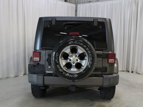Used 2018 Jeep Wrangler Unlimited Sahara w/ Dual Top Group AWD/4WD image 22