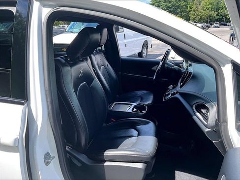 Used 2021 Chrysler Pacifica Touring-L w/ S Appearance Package FWD image 11