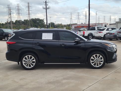 Used 2023 Toyota Highlander Limited image 3
