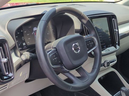 Used 2019 Volvo XC40 T4 Momentum FWD image 18