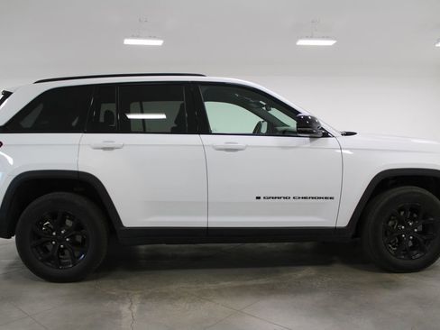 Used 2024 Jeep Grand Cherokee Altitude image 11