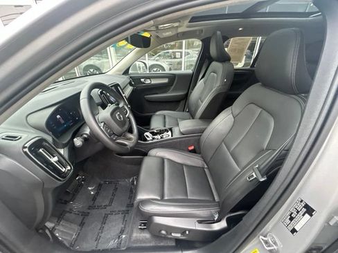 Certified 2025 Volvo XC40 B5 Plus AWD/4WD image 19