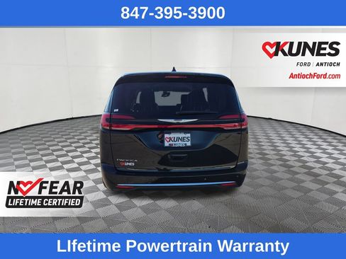 Used 2024 Chrysler Pacifica Touring-L FWD image 6