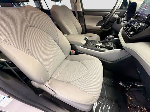 Used 2022 Toyota Highlander LE AWD/4WD image 15