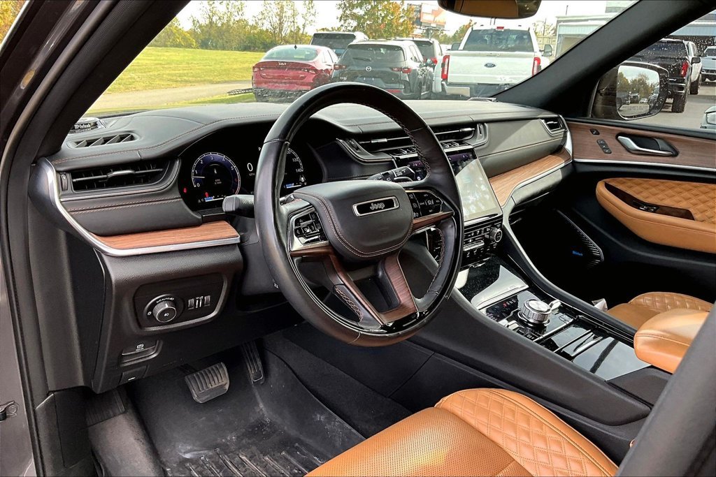 Used 2022 Jeep Grand Cherokee L Summit w/ Luxury Tech Group V AWD/4WD image 5