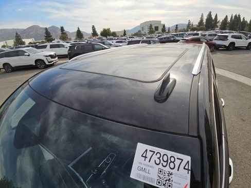 Used 2022 Cadillac Escalade Premium Luxury image 2