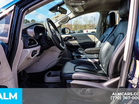 Used 2024 Chrysler Pacifica Touring-L image 19