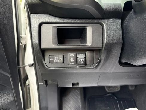 Used 2017 Toyota Tacoma TRD Sport AWD/4WD image 19
