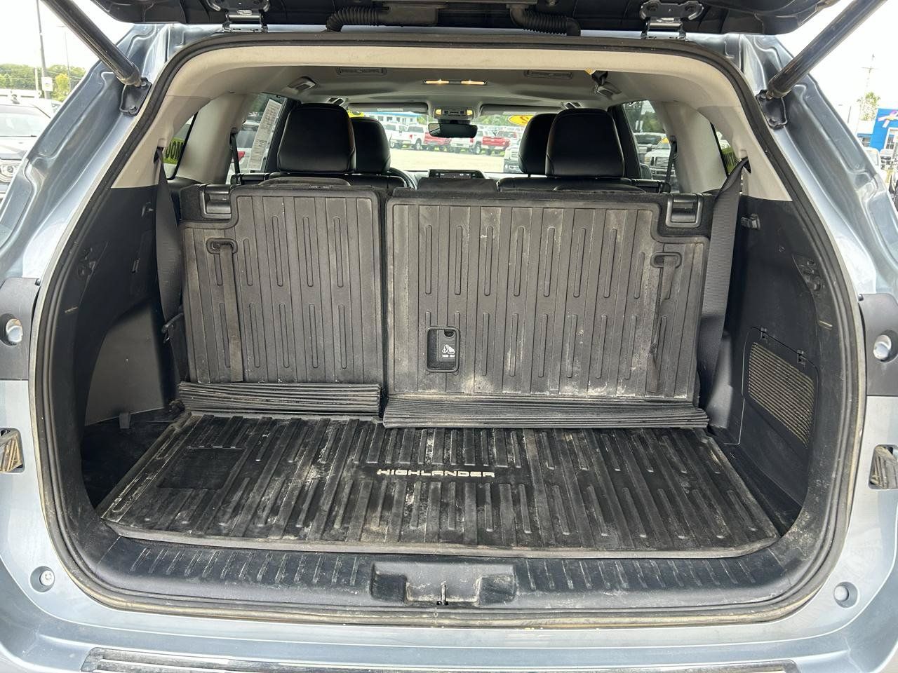 Used 2022 Toyota Highlander XLE AWD/4WD image 18