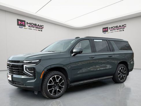 Used 2025 Chevrolet Suburban RST w/ RST Capability Package AWD/4WD image 3