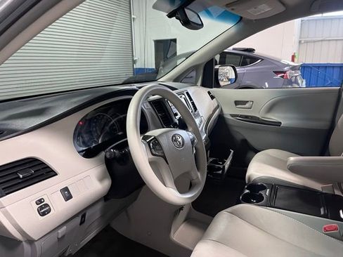 Used 2014 Toyota Sienna LE image 20