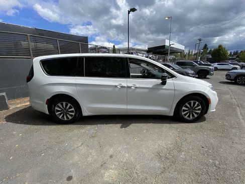 Used 2024 Chrysler Pacifica Limited FWD image 7