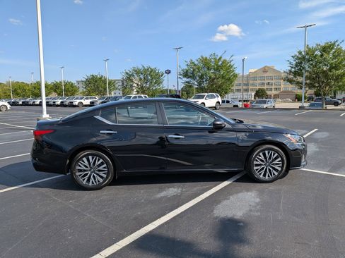Used 2024 Nissan Altima 2.5 SV FWD image 2