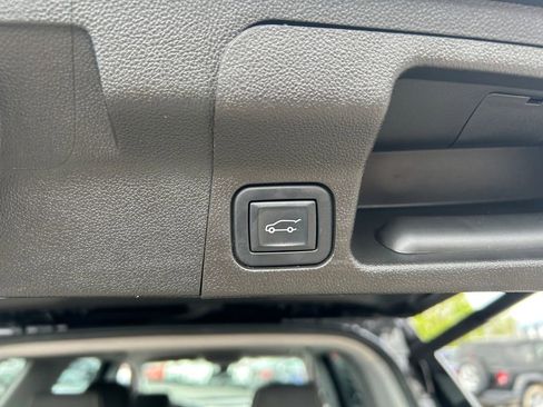 Used 2022 GMC Acadia SLE w/ Driver Convenience Package FWD image 28