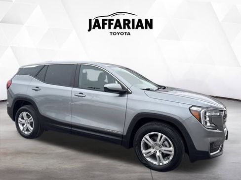 Used 2024 GMC Terrain SLE image 3