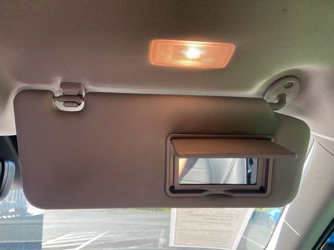 Used 2021 Toyota Highlander XLE AWD/4WD image 40