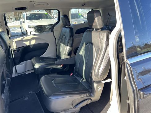 Used 2019 Chrysler Pacifica Touring-L image 23