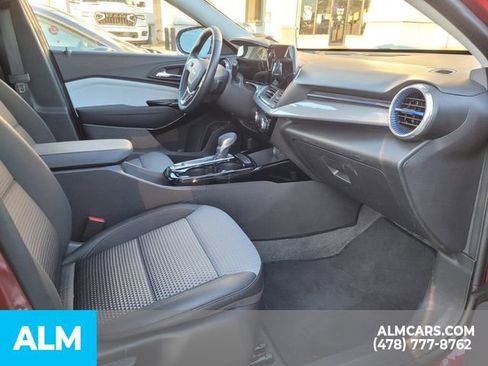 Used 2025 Chevrolet Trax LT w/ LT Convenience Package image 21