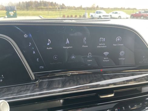 Used 2022 Cadillac Escalade Premium Luxury image 16