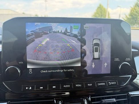Used 2022 Nissan Pathfinder SL w/ Lighting Package (N92) AWD/4WD image 17