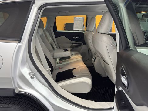 Used 2020 Jeep Cherokee Latitude Plus w/ Cold Weather Group image 19