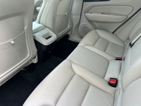 Used 2020 Volvo XC60 T5 Momentum w/ Protection Package Premier image 12