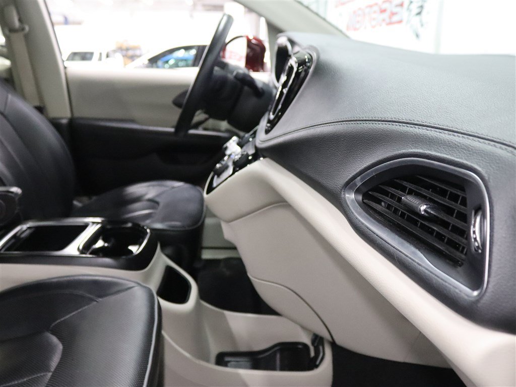 Used 2020 Chrysler Pacifica Limited FWD image 29