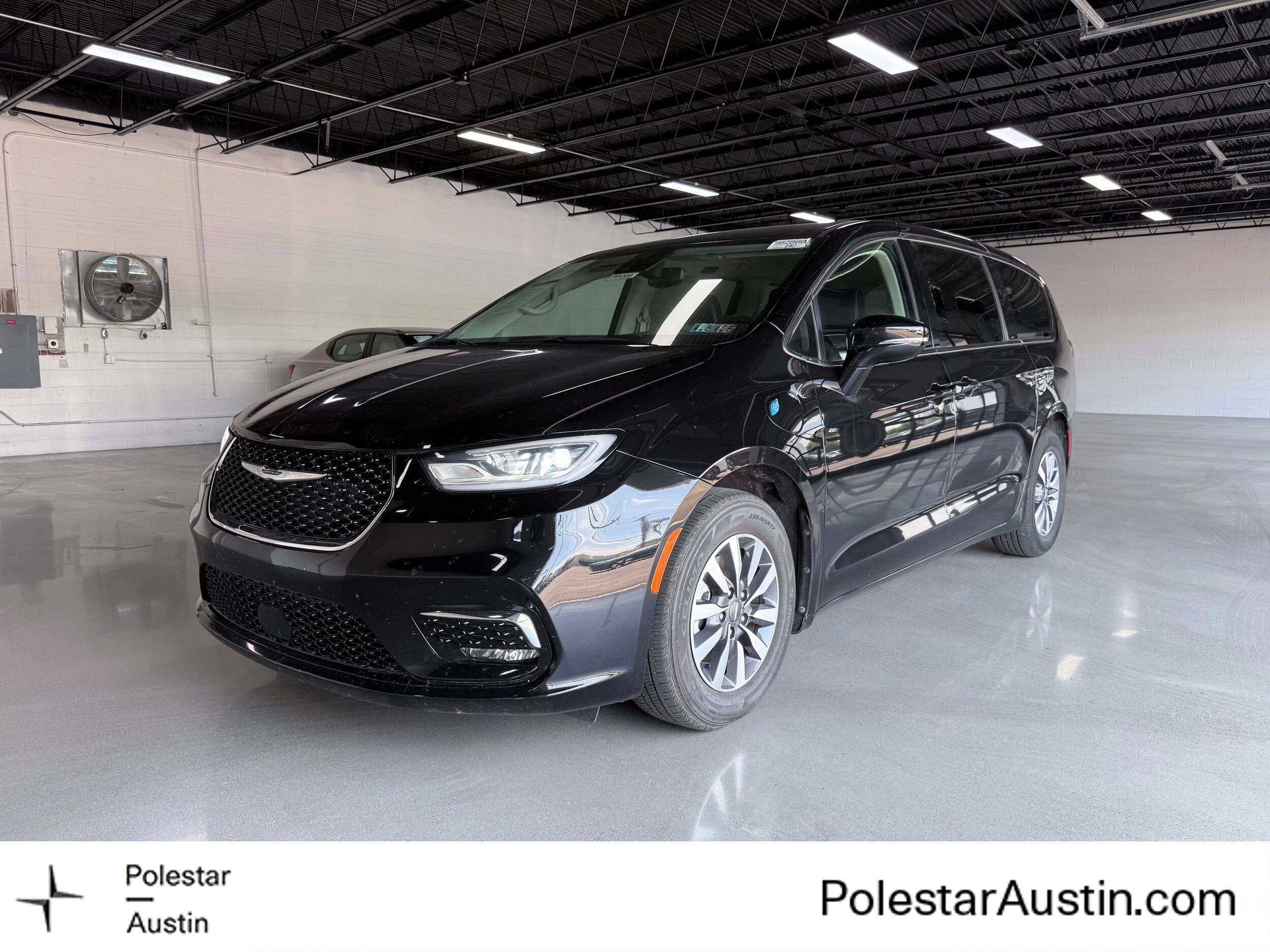 Used 2024 Chrysler Pacifica Limited FWD image 1